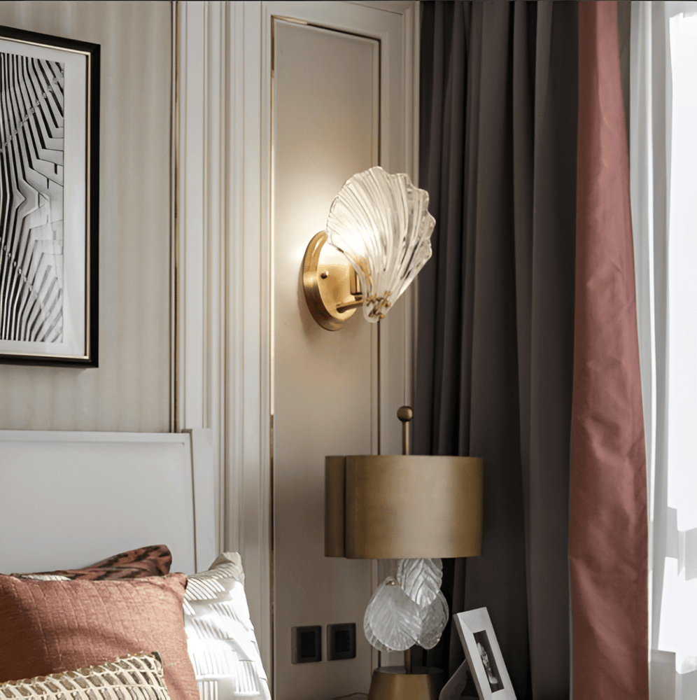 Mångsidig minimalistisk vägglampa. Mässing och opalglas. Passar i vardagsrum & sovrum.