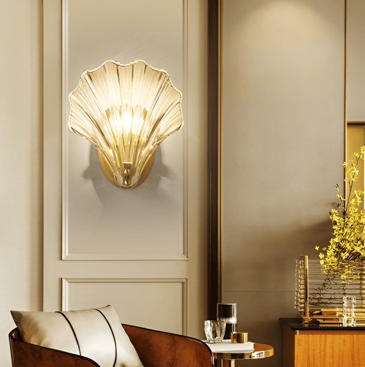Vägglampa som sprider varmt ljus. Minimalistisk design i mässing och opalglas. Modern inredning.
