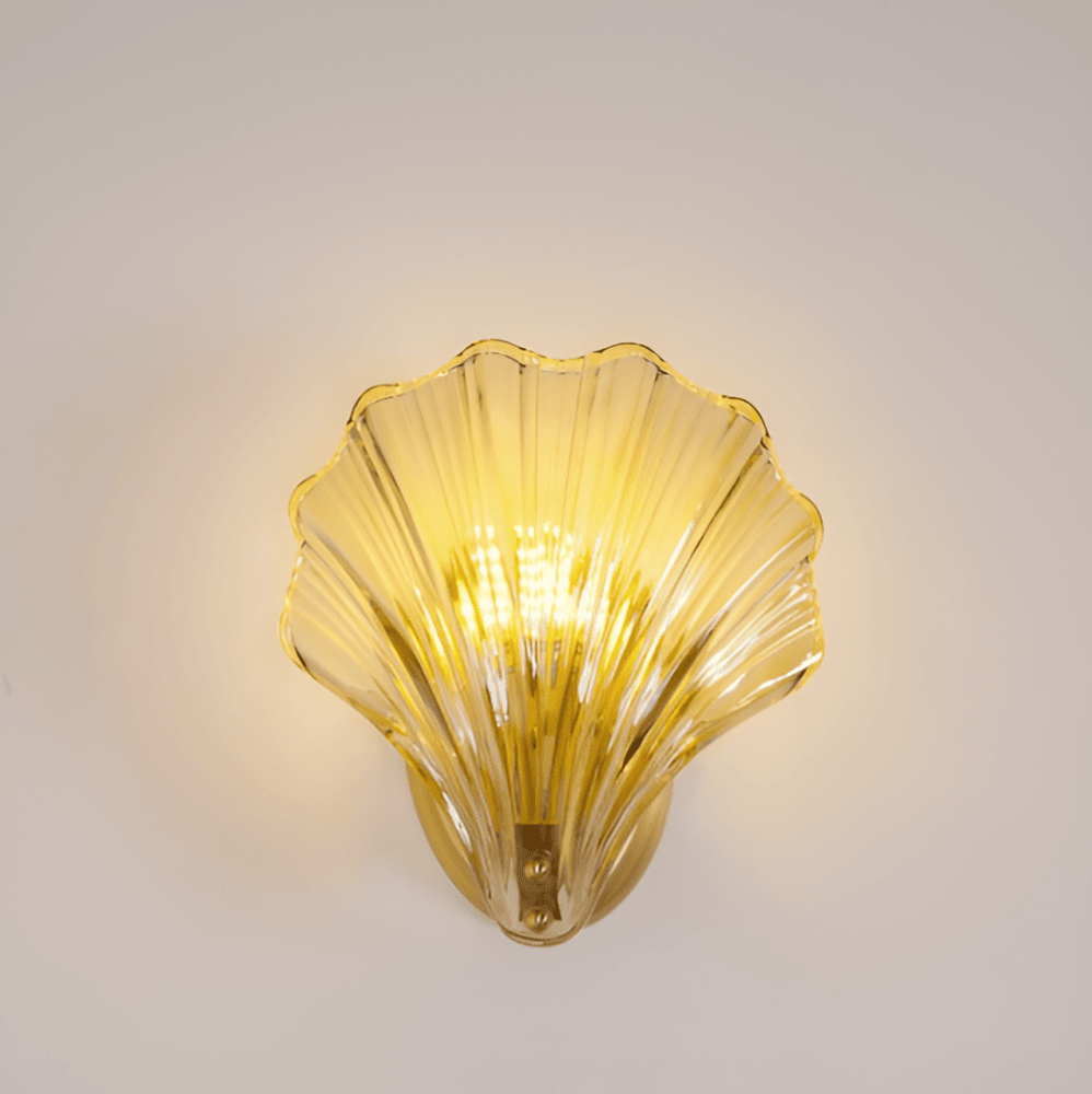 Stilren vägglampa med rena linjer, glas och mässing. Modern design för minimalistiska hem.