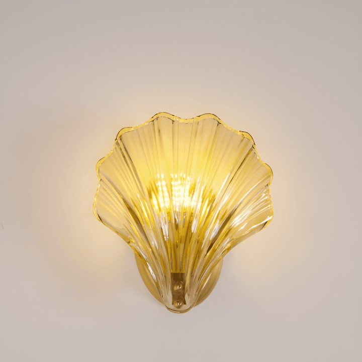 Stilren vägglampa med rena linjer, glas och mässing. Modern design för minimalistiska hem.