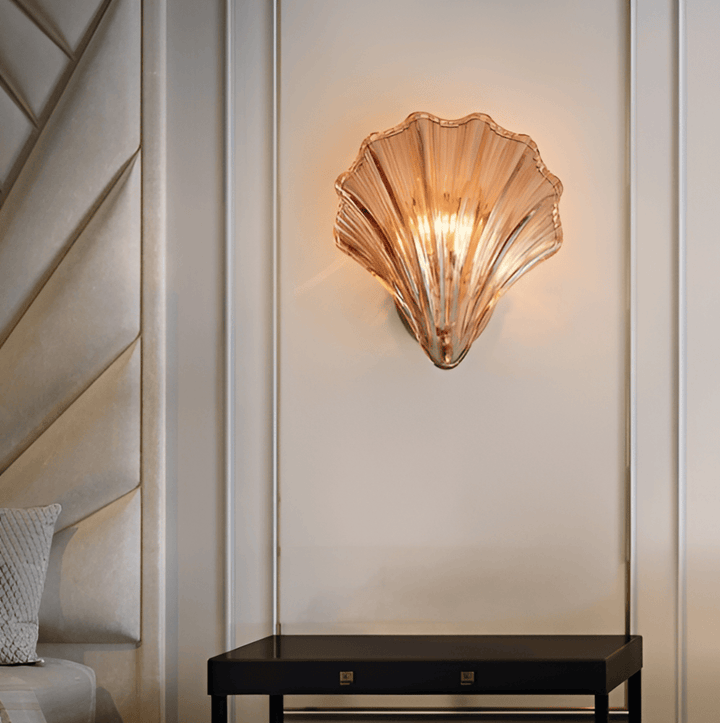 Vägglampa för sovrummet, minimalistisk med mässing och glas. Ger behaglig belysning.