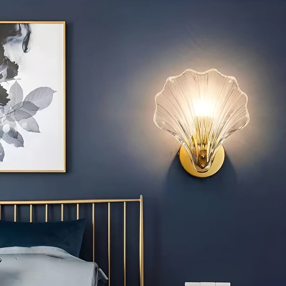 Elegant vägglampa i glas och mässing, perfekt för vardagsrummet. Modern designlampa.