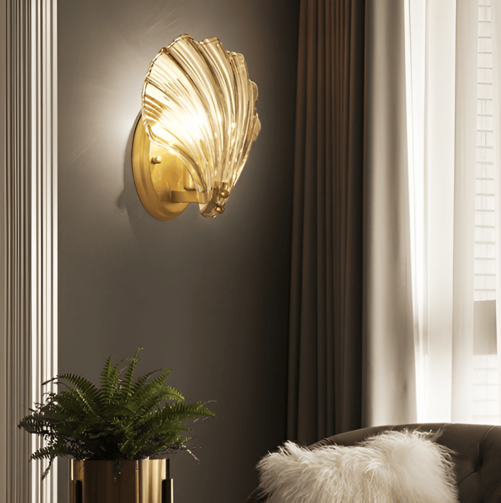 Arkitektonisk vägglampa med frostat glasskal. Modern belysning i minimalistisk stil.