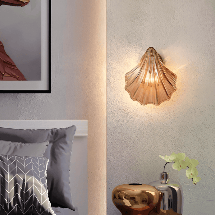 Vägglampa med indirekt ljus från elegant glasskal. Skapar fina skuggor. Modern mässingslampa.