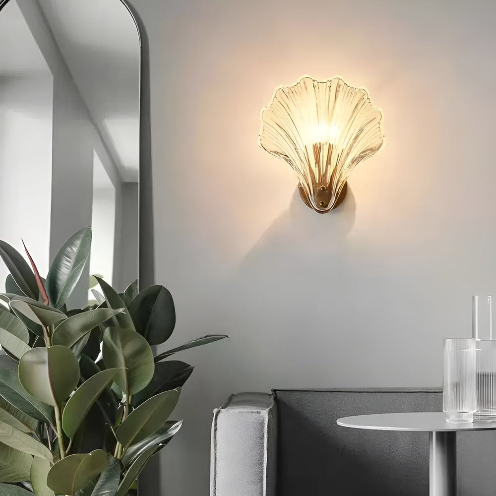 Enkel att montera minimalistisk vägglampa. Mässing & frostat glas. Modern inredning.