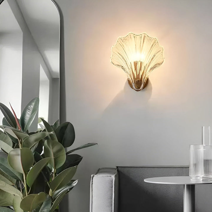 Enkel att montera minimalistisk vägglampa. Mässing & frostat glas. Modern inredning.