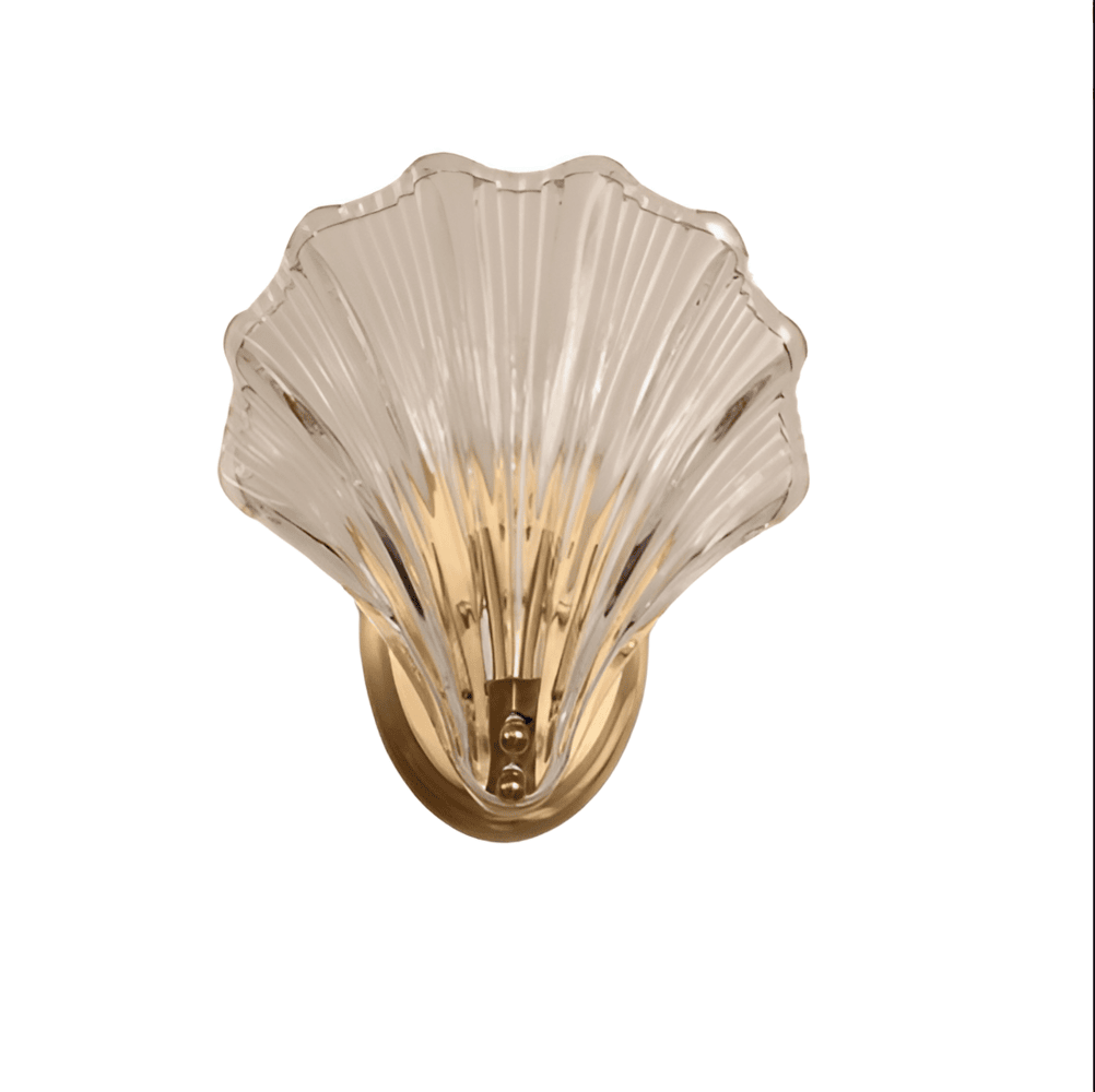 Produktbild: Minimalistisk vägglampa med glasskal och mässingsfäste. Modern designbelysning.
