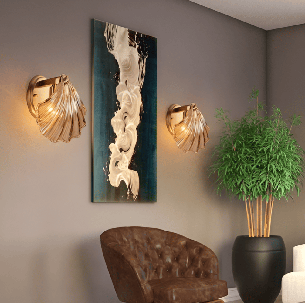 Stilren minimalistisk vägglampa i mässing och vitt glas. Idealisk för sovrumsbelysning.
