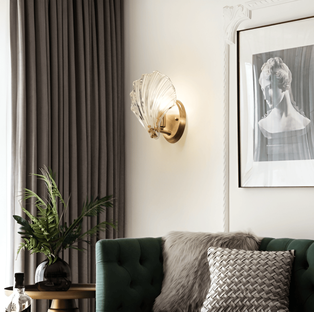 Rund vägglampa med elegant glasskal och mässingsdetaljer. Stilren inomhusbelysning.