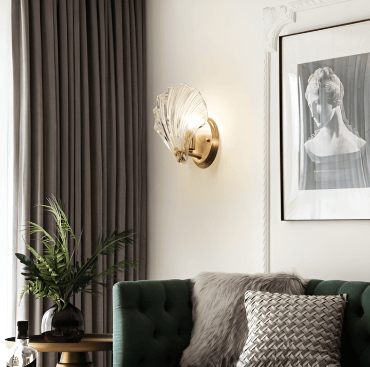 Rund vägglampa med elegant glasskal och mässingsdetaljer. Stilren inomhusbelysning.