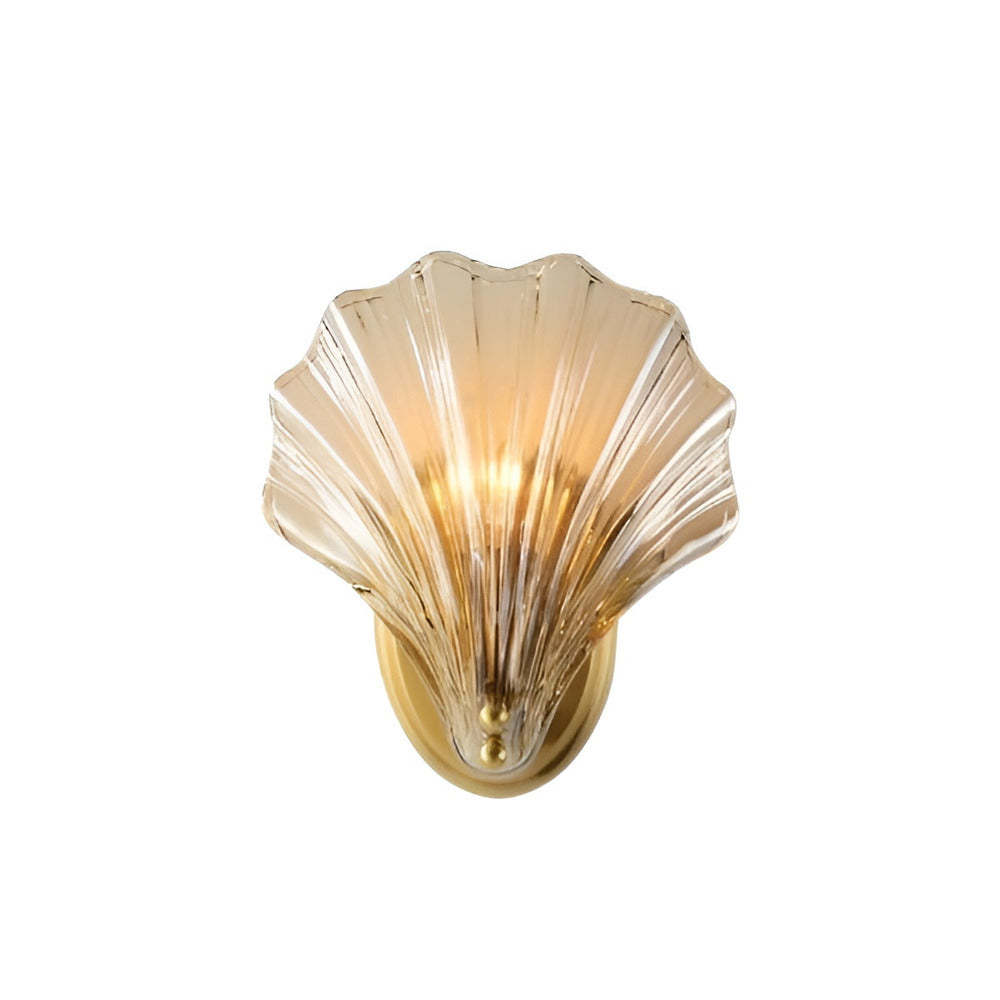 Nordisk minimalistisk vägglampa i glas och mässing. Skapar mysig inomhusbelysning.