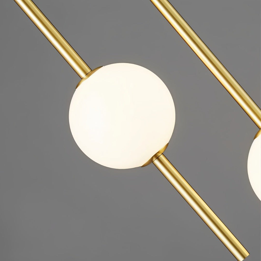 Elegant vertikal globpendellampa, minimalistisk LED-designlampa i mässing för modern inredning.