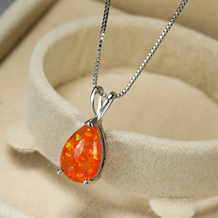Damhalsband med en skimrande droppopal, perfekt för en subtil och sofistikerad glans.