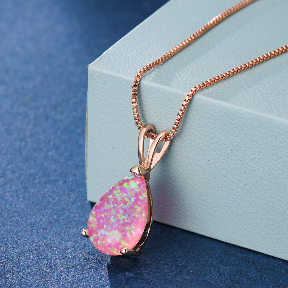 Vackert opalhalsband i roséguld, droppformat och minimalistiskt, en perfekt present.