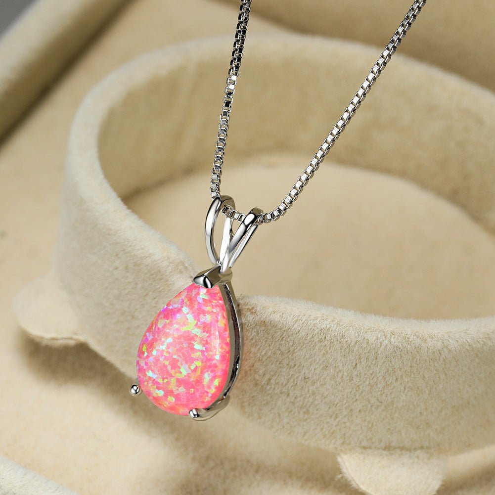 Elegant silverhalsband med en droppformad opal, ett perfekt damhalsband för alla åldrar.