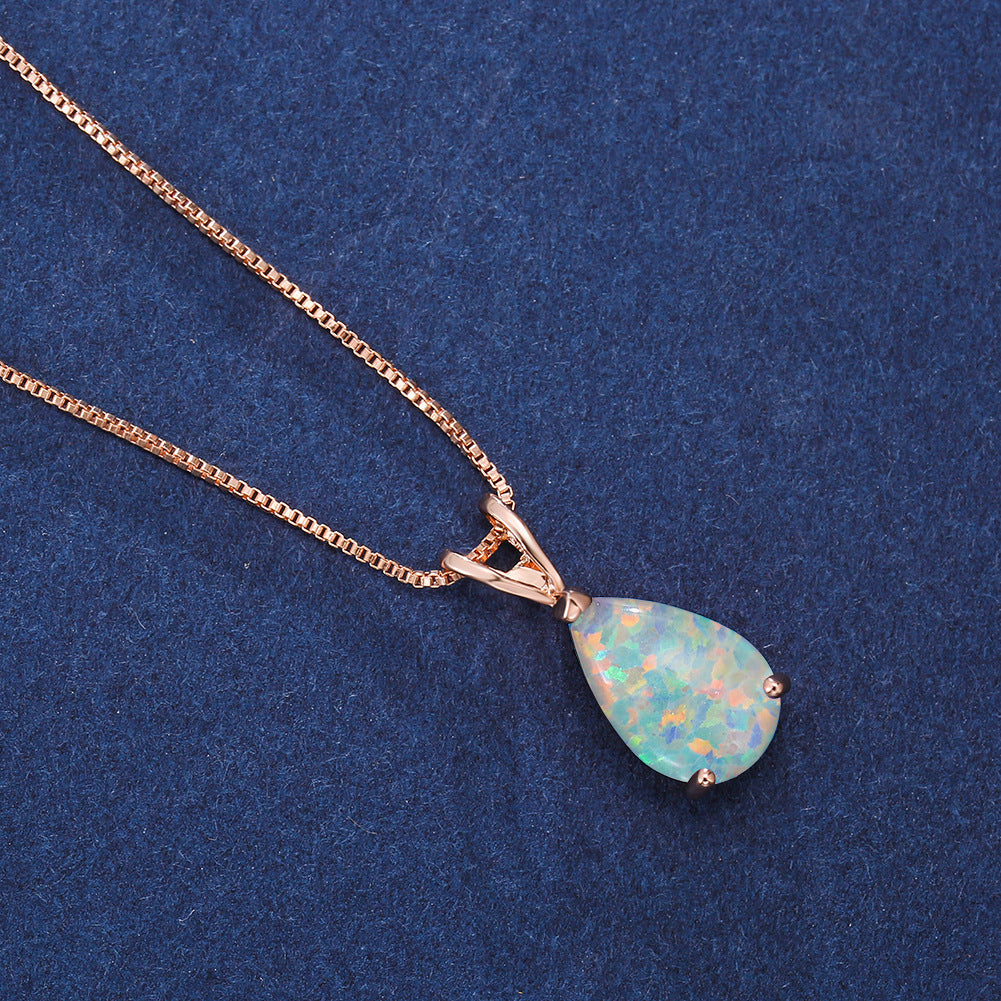 Stilrent damhalsband med droppformad opal i silver, ett tidlöst och vackert smycke.