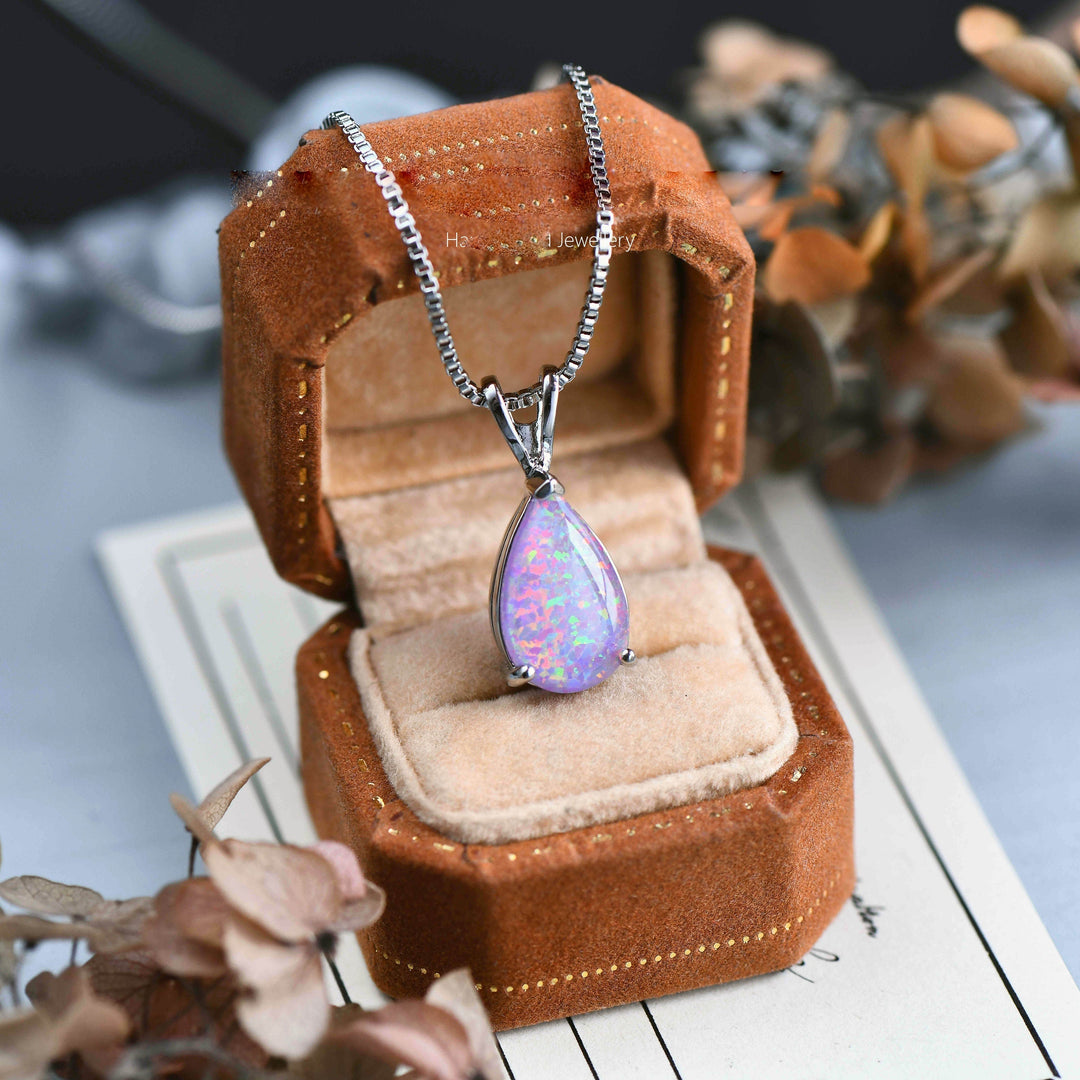Exklusivt damhalsband: Droppformad opal i silver, elegant och modern, ett statement-smycke.