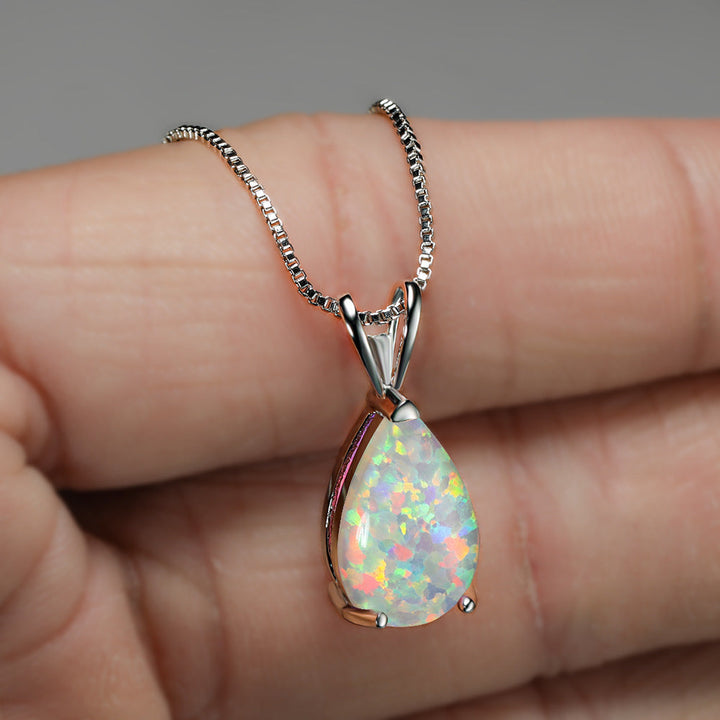 Exklusivt opalhalsband i roséguld med droppformad ädelsten, elegant och modernt.