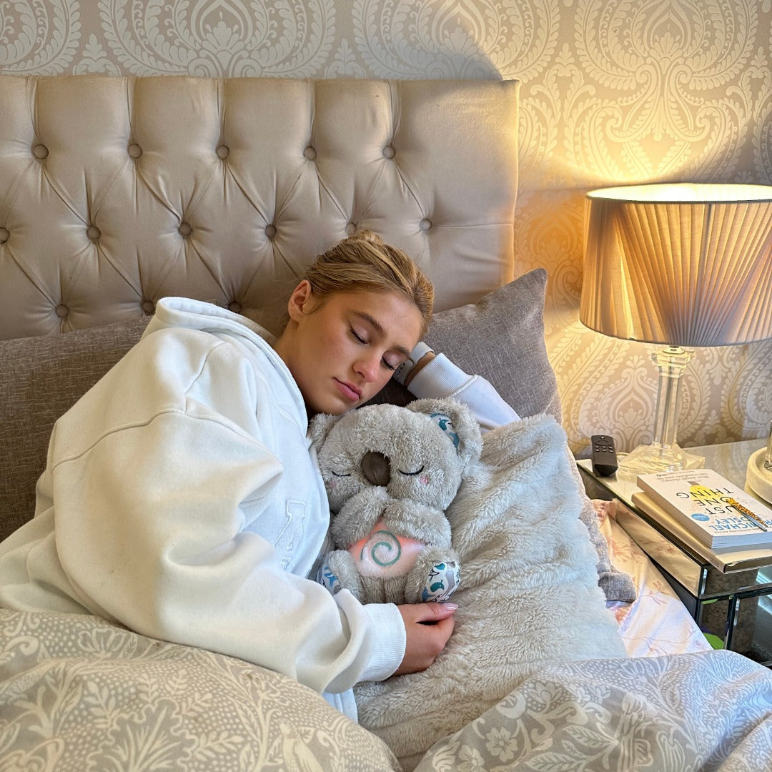 Mjuk SömnKoala i plysch. Med andningsrörelser och nattlampa för lugnande insomningshjälp.