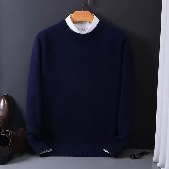 Klassisk herrtröja med rund hals. Elegant design som passar för mode och vardagsbruk.