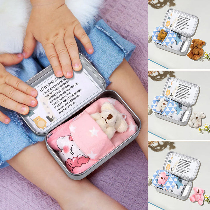 "Mjuk nallebjörn i plåtlåda, perfekt för barn, finns i brun, rosa och vit. Plyschig och kramvänlig."