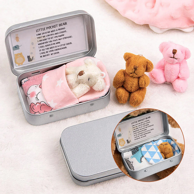 "Mjuk nallebjörn i plåtlåda, perfekt för barn, finns i brun, rosa och vit. Plyschig och kramvänlig."