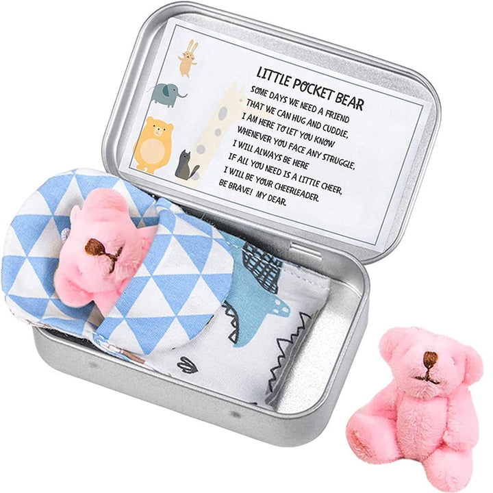 "Mjuk nallebjörn i plåtlåda, perfekt för barn, finns i brun, rosa och vit. Plyschig och kramvänlig."