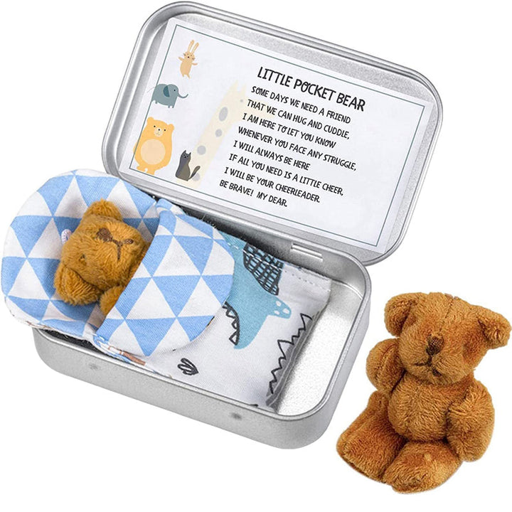 "Mjuk nallebjörn i plåtlåda, perfekt för barn, finns i brun, rosa och vit. Plyschig och kramvänlig."