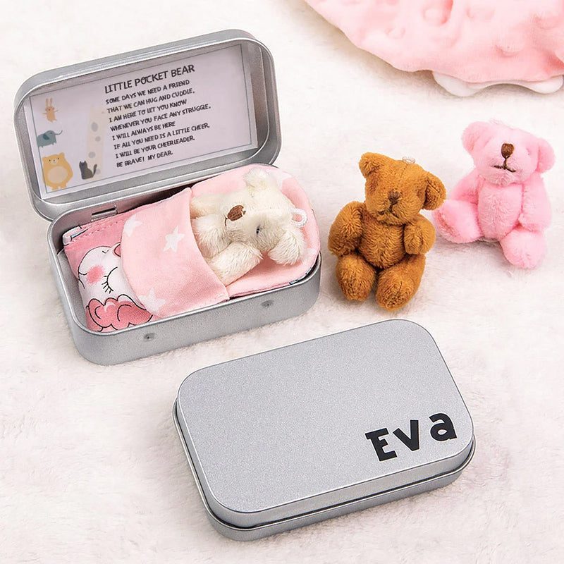 "Mjuk nallebjörn i plåtlåda, perfekt för barn, finns i brun, rosa och vit. Plyschig och kramvänlig."