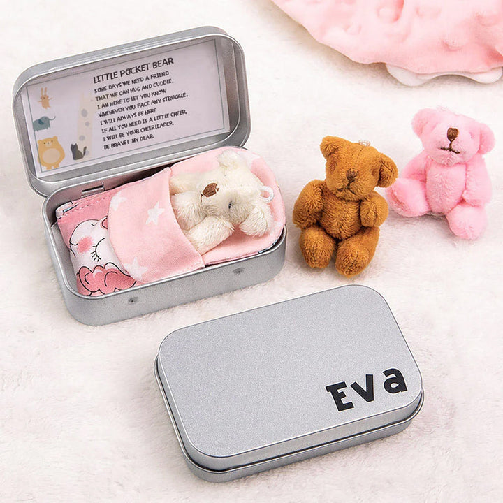 "Mjuk nallebjörn i plåtlåda, perfekt för barn, finns i brun, rosa och vit. Plyschig och kramvänlig."