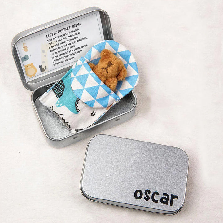 "Mjuk nallebjörn i plåtlåda, perfekt för barn, finns i brun, rosa och vit. Plyschig och kramvänlig."