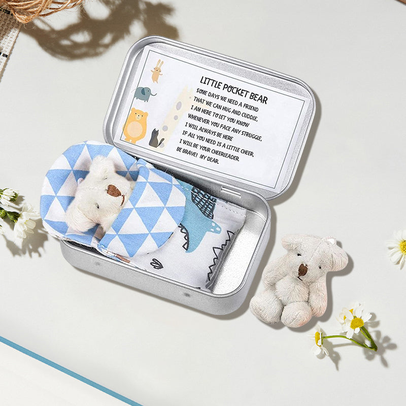 "Mjuk nallebjörn i plåtlåda, perfekt för barn, finns i brun, rosa och vit. Plyschig och kramvänlig."