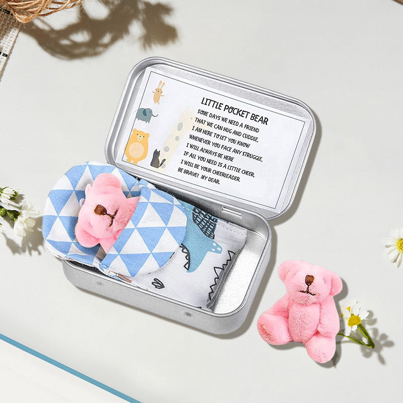 "Mjuk nallebjörn i plåtlåda, perfekt för barn, finns i brun, rosa och vit. Plyschig och kramvänlig."