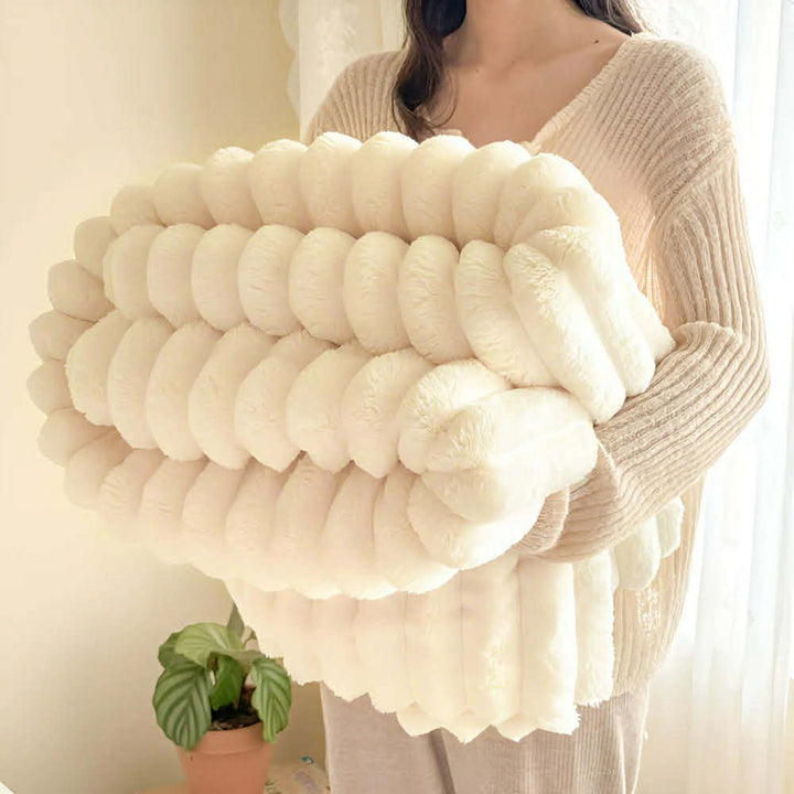 Mjuk randig fleecefilt i polyester för vardagsrummet. Mysig pläd till soffan, modern inredningsdetalj.