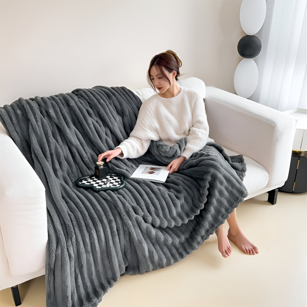 Mysig pläd i randig fleece. Ultramjuk hemtextil som förhöjer komforten i sovrum och vardagsrum.