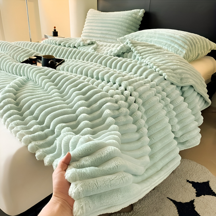 Mjuk randig filt, mysig fleecepläd för soffan. Modern hemtextil för alla årstider, perfekt att gosa in sig i.