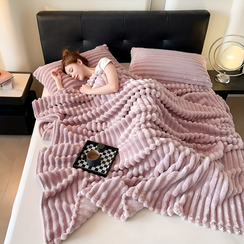 Mjuk och randig fleecefilt, perfekt som mysig pläd. En modern hemtextil som passar i alla rum.