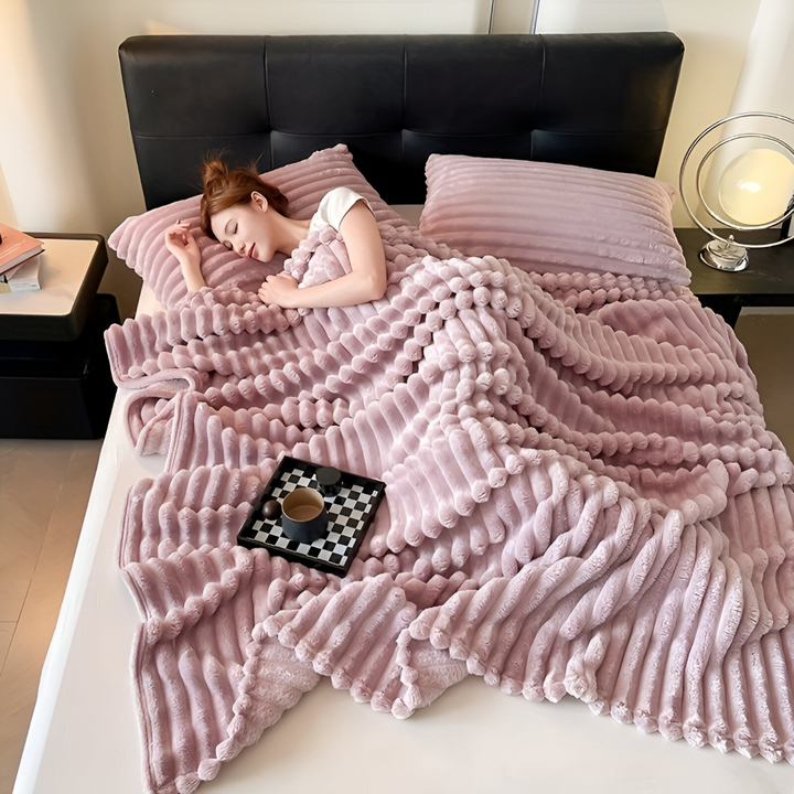 Mjuk och randig fleecefilt, perfekt som mysig pläd. En modern hemtextil som passar i alla rum.