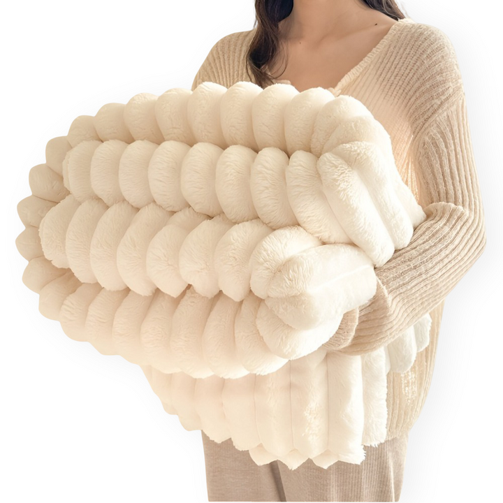 Modern randig fleecefilt, mysig pläd i mjuk polyester. Lyxig känsla för hemmet, stilren design.