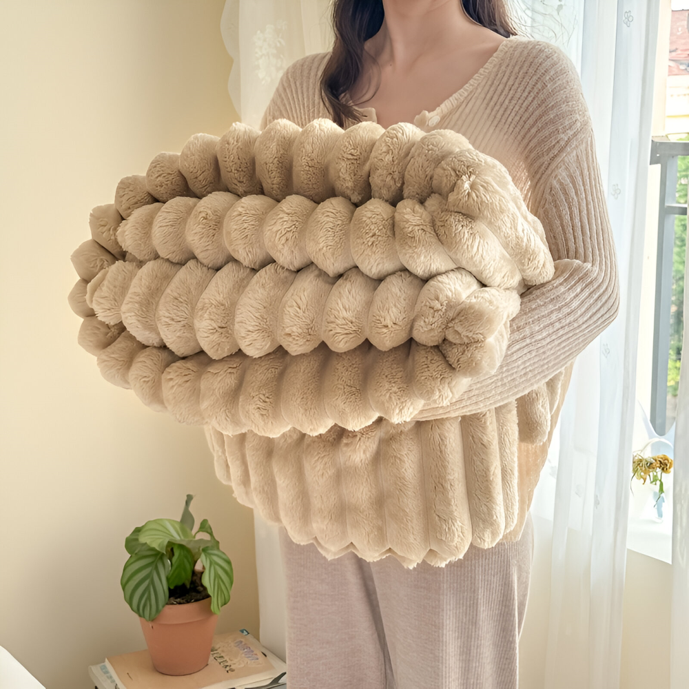 Mysig randig pläd i mjuk fleece. Värmande hemtextil, modern design för avkoppling i hemmet.