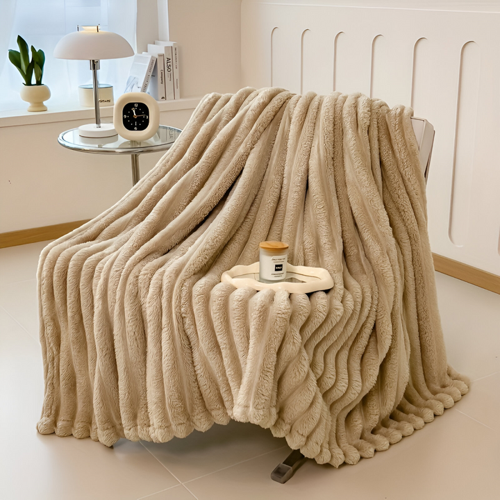 Modern randig fleecepläd, ultramjuk polyesterfilt. Perfekt för mysiga stunder i hemmet, stilren hemtextil.