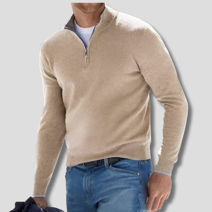 Mjuk stickad herrtröja med halv dragkedja i kragen för stilren vardagslook.