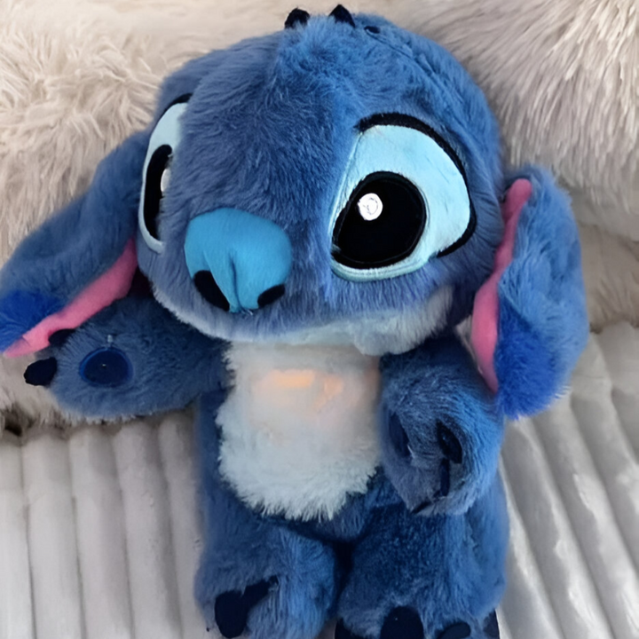 Närbild på mjuk andningsbar Stitch plysch gosedjur, perfekt som kramdjur och stresslindring.