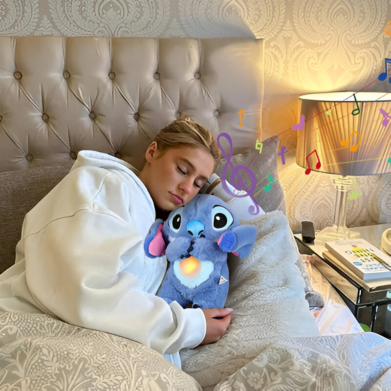 Stitch nattlampa plysch gosedjur, andningsbar. Ger trygghet och avkoppling för en lugn sömn.