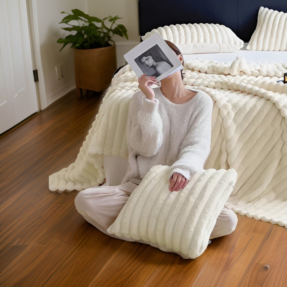 Mjuk & varm plysch mysfilt för soffan, lyxig komfort. Perfekt heminredning.