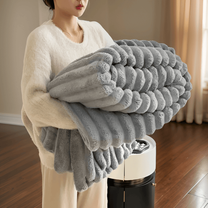 Mysig fleece- och plyschfilt, idealisk som sofffilt för extra värme och en touch av lyx i hemmet.