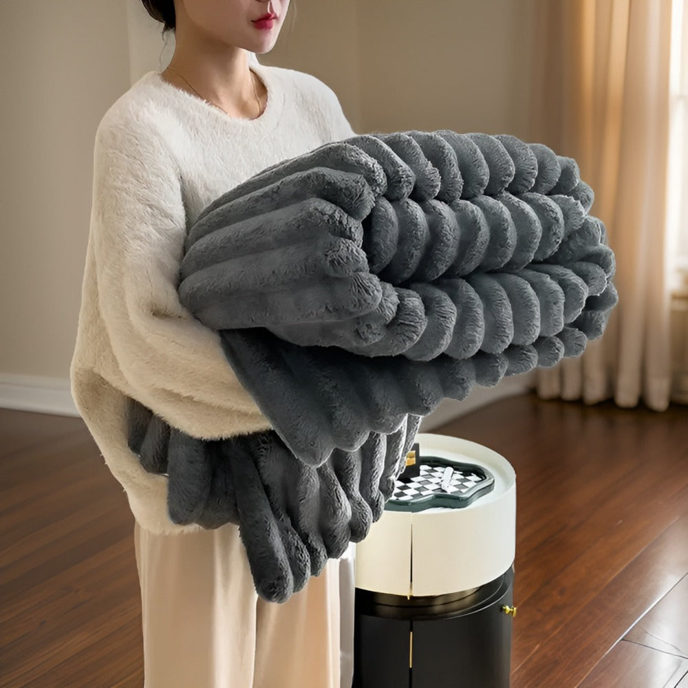 Upplev mjukheten med denna plyschfilt, en mysig textil som ger värme och komfort till ditt hem.