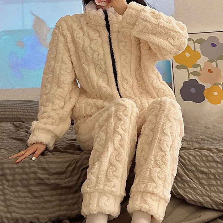 Mjuk & varm vinteronesie för damer. Bekväm mysdress perfekt för hemmakvällar och avkoppling.