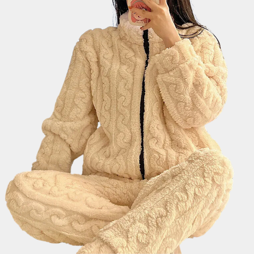 Bekväm damonesie i mjukt material, idealisk som pyjamas eller avslappnad hemmakläder under vintern.