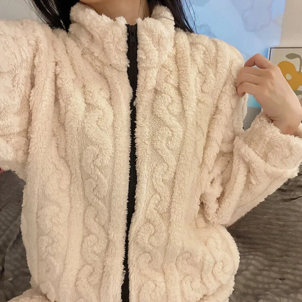 Varm damonesie/mysdress för kalla vinterdagar. Mjukt vinterplagg för ultimat komfort och avkoppling hemma.